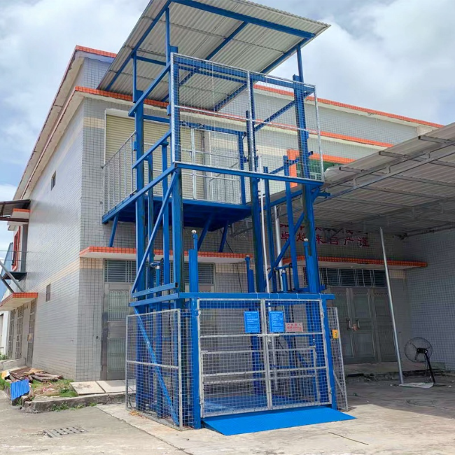南充建材厂室外升降货梯安装